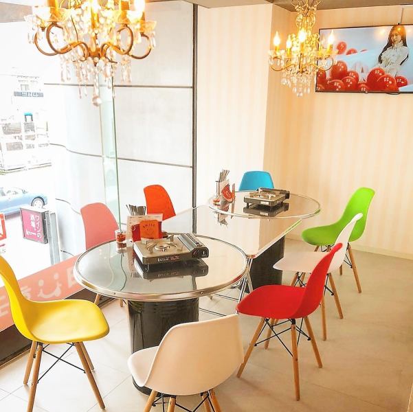 Cute pink wallpaper ♪ Colorful chairs ♪ Cafe seats by the window where you can sit comfortably