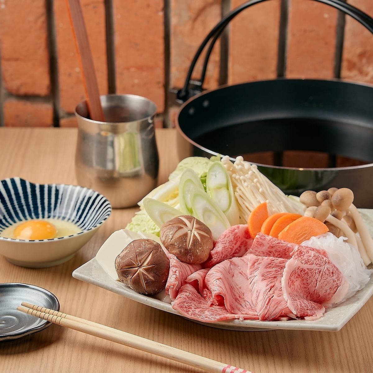 用我们引以为傲的割下酱汁烹制的精致和牛寿喜烧。享受!