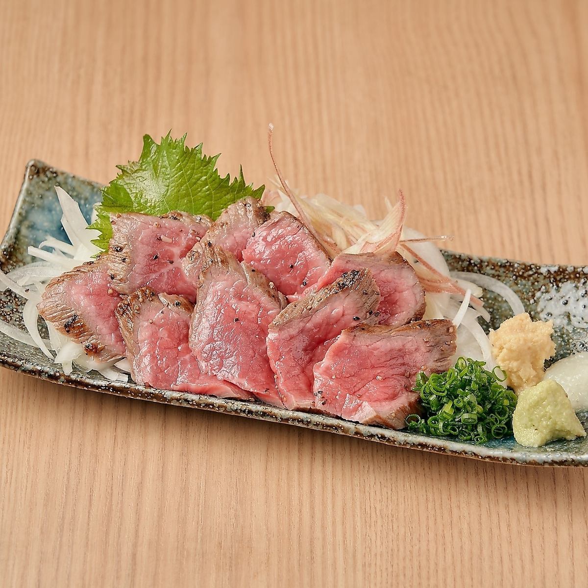 A4级日本黑毛牛肉刺身味道极其鲜美。