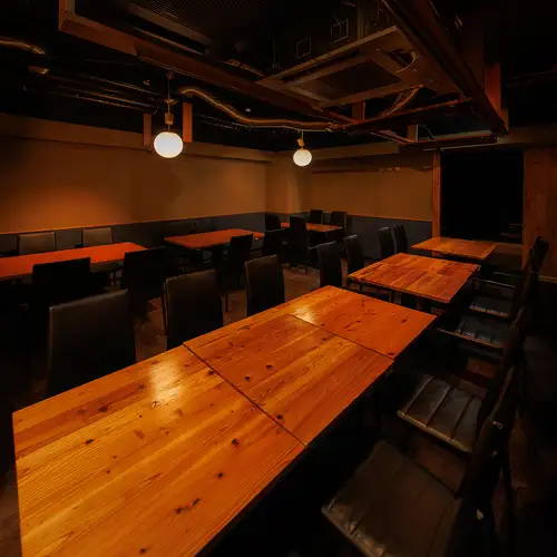 <p>広々としたテーブル席は、入口から左右に分かれており、2名様～最大46名様までご利用頂けます。プライベート利用から中規模宴会まで様々なご利用頂けます。また、オープンフロアのため、テーブルレイアウトも自由なため、一つの空間で様々なスタイルのご宴会利用にも対応しております。</p>