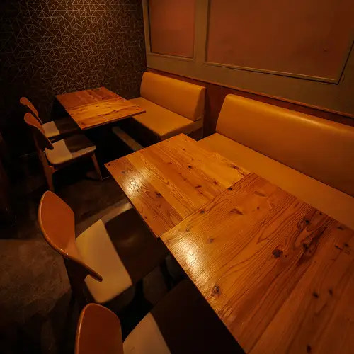 <p>8名様までご利用可能なテーブル個室も◎送別会や歓迎会、忘年会や新年会、接待など、各種ご宴会にご利用いただけます。カーテンで仕切られた少人数向け半個室もございます。4名様掛けのお席が並んだテーブル個室は6名様以上で個室利用頂けます。一目を気にせず食事を楽しみたい方におすすめのお席です。</p>