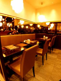 沙發桌可供2至6人放鬆身心。寬敞而寬敞的餐廳位於寬敞的空間內。