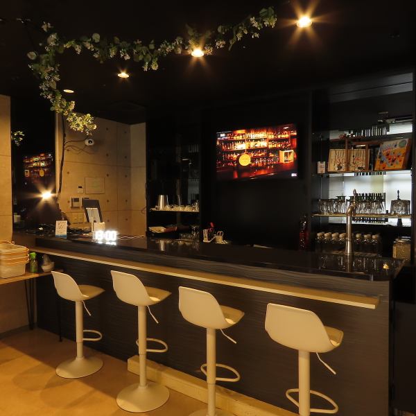 カウンターを4席ご用意しております。アットホームな空間なので、お一人様でも気兼ねなくお過ごしいただけます◎店内にはモニターを完備しており、お食事を楽しみながらスポーツ観戦で盛り上がることも可能♪スタッフとの会話を楽しんだり、仕事帰りにサクッと一杯立ち寄ったりと、自由なスタイルでくつろげる特等席です。