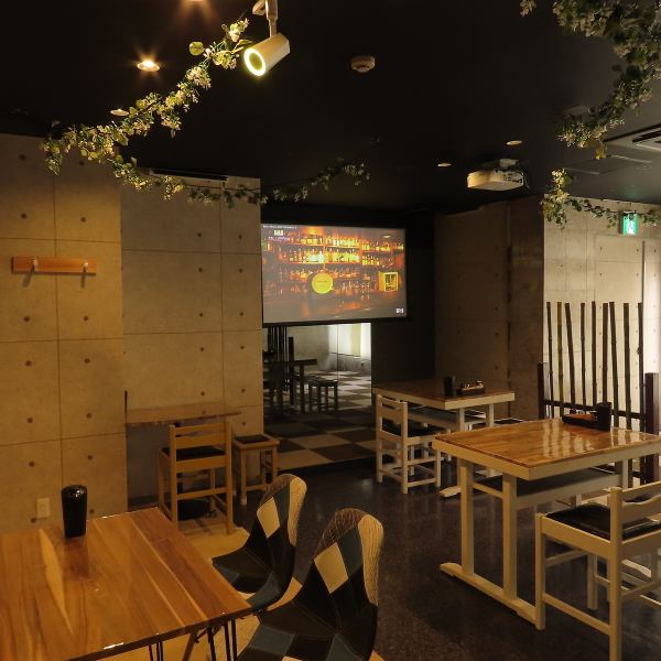 2名様用テーブルを2卓、4名様用テーブルを3卓備えた店内。少人数でのご利用はもちろん、テーブルを繋げれば女子会や誕生日会など、様々なシーンに対応可能。地元の食材を使った料理を囲みながら、大切な仲間とゆっくり会話を楽しめるのが魅力◎特別な日のパーティーにぴったりな使い勝手の良い空間で、素敵なひとときを♪