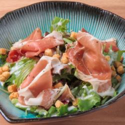 원시 햄과 진한 치즈 시저 샐러드