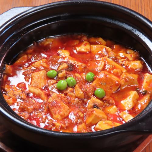 コクがあって少し辛い『赤　麻婆劇場』は、一口食べるごとに食欲をそそります！味わってみてください◎