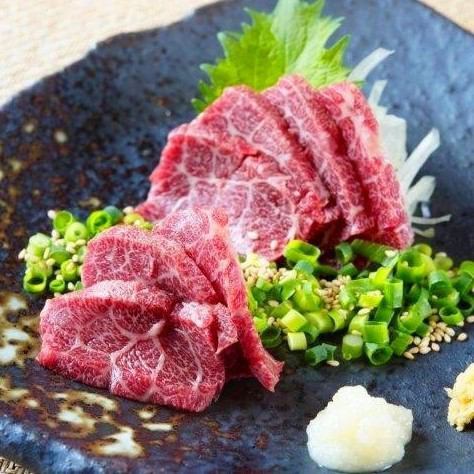 An excellent selection of horsemeat sashimi delivered directly from Kumamoto!