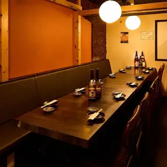 由于座位可以组合，我们最多可以容纳 36 人，非常适合团体宴会。这些都是用墙壁和门隔开的私人房间，请根据您的需要使用。作为活动组织者，如果您有任何要求或疑问，请随时与我们联系。*24人及以上的预订请另行联系我们。