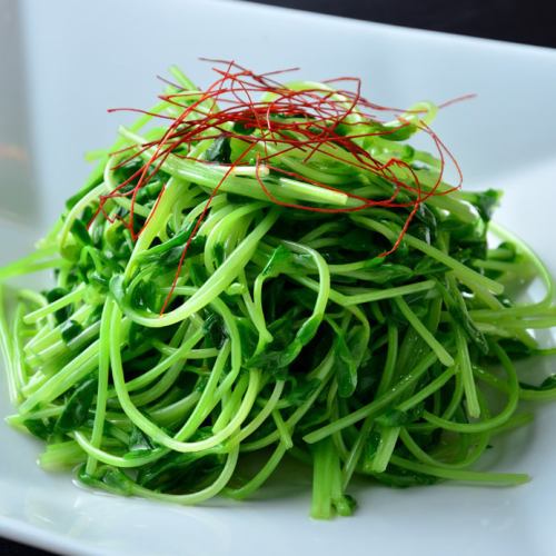 Lightly fried pea sprouts