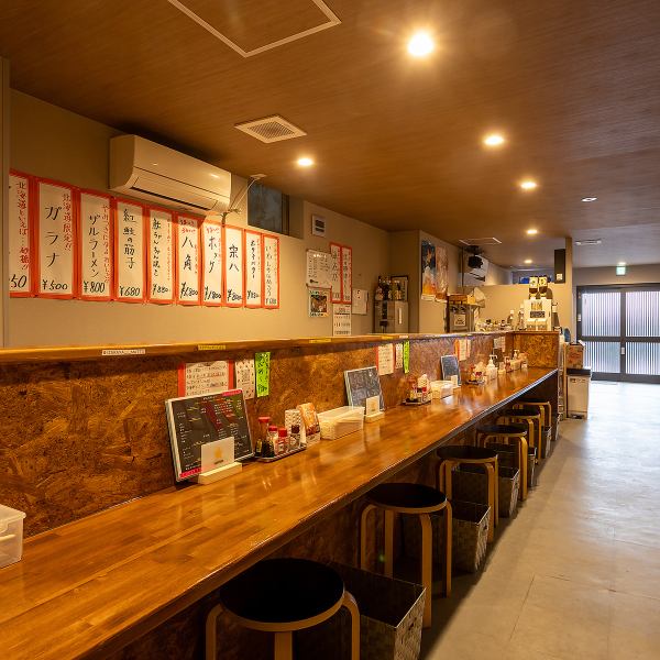 ＜カウンター 全7席＞当店のカウンター席は、ランチタイムはもちろん、ディナータイムのご利用も大歓迎です。アットホームな空間で居心地がよく、お一人様も気兼ねなくお過ごしいただけます◎お仕事終わりや二軒目のお店をお探しの際にも、お気軽にお立ち寄りください！