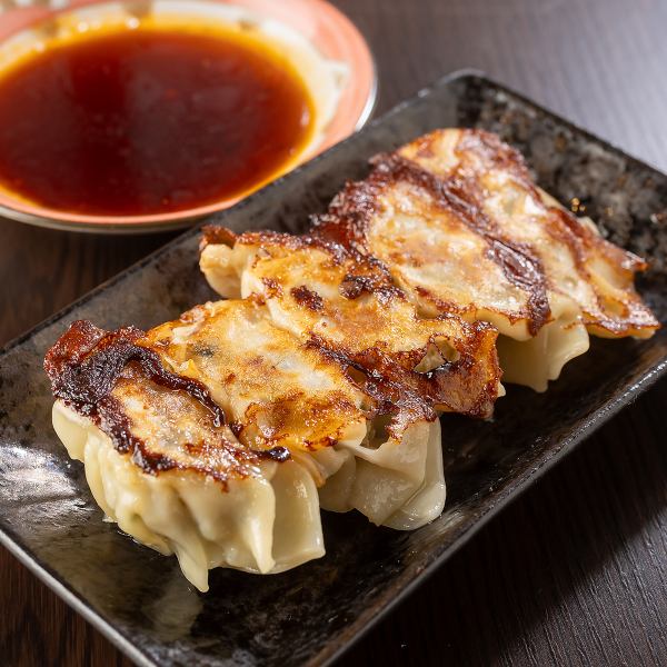 【外カリッ中じゅわ◎】皮から手作り！自家製ギョーザ/700円（税込）