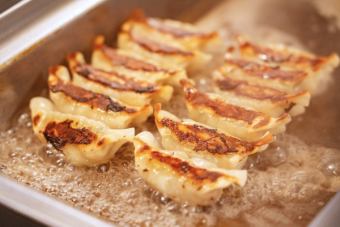 1階席は臨場感あふれるオープンキッチン!目の前で餃子や鉄板料理などを焼き上げます。★<忘年会・新年会・宴会・団体様歓迎>