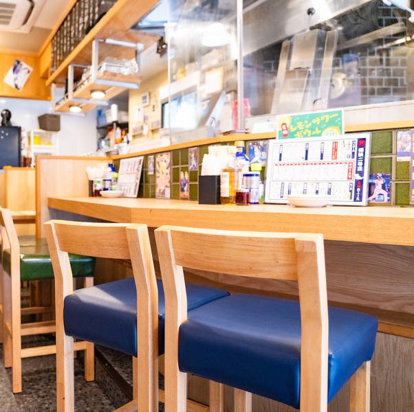 1人飲みでも宴会でも♪気軽にお使いいただける大衆酒場です。お席のみのご予約は当日ネットでも受け付けております！早い時間からちょい飲みにも使えます♪待ち合わせにも◎　当店では、お客様のご要望に応じて、喫煙可能席をご用意しております。愛煙家の方もお気軽にお越しください＜歓迎会・送別会・団体様歓迎＞