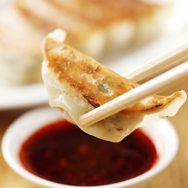 ハイボールが止まらない！当店名物焼き餃子
