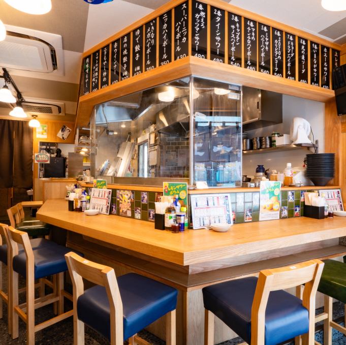 お一人様でも気軽に楽しめるカウンター席あり