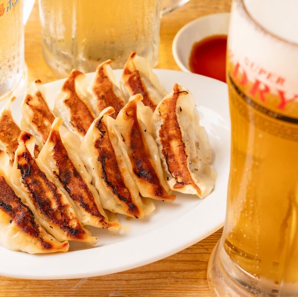 外はカリカリ、中はジューシー！ひとくち食べたらやみつきの、なまら旨いの焼き餃子