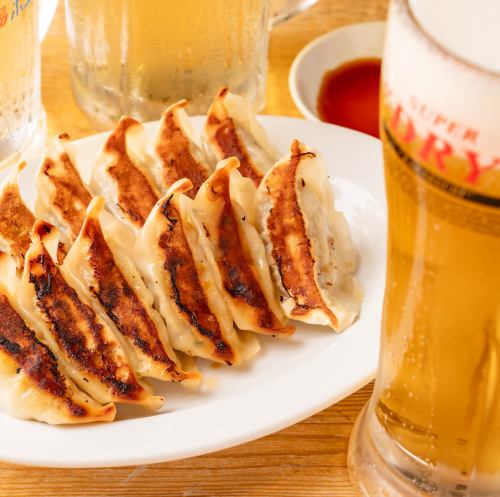 外はカリカリ、中はジューシー！ひとくち食べたらやみつきの、なまら旨いの焼き餃子