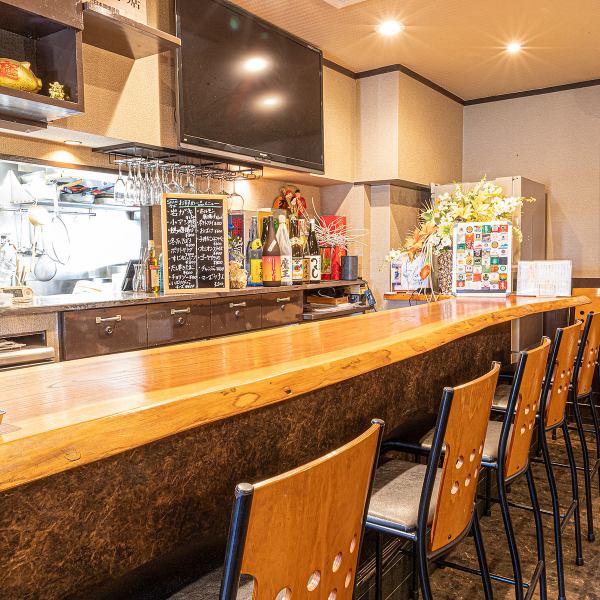 【カウンターでサクッと飲める☆】当店では、カウンター席を5席ご用意しておりますので、お一人様でもお気軽にご来店いただけます。アットホームな雰囲気なので気兼ねなくご利用ください！オープンキッチンなので店員との会話も楽しめます★