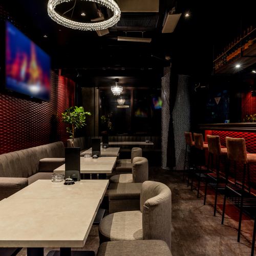 赤と黒の洗練されたお洒落な店内はSNS映え◎