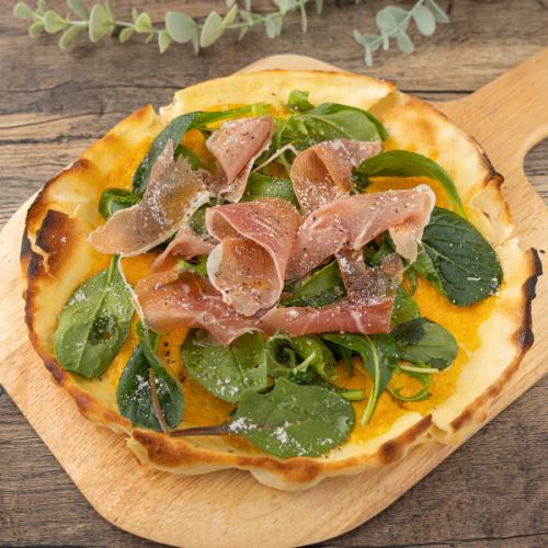 Parma-style pizza with prosciutto and baby leaf