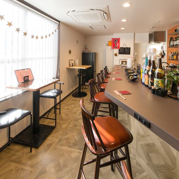 温かみのある照明と内装が魅力の店内は、家に帰ってきたようなアットホームな雰囲気。特に、ゆったりとしたテーブル席は、お仕事帰りやご友人とのグループ利用に最適です。毎日和装でお客様をお迎えし、女性お一人でも気軽に立ち寄れる温かさが魅力。バーに行く前のお食事など、様々なシーンで幅広くご利用いただけます♪