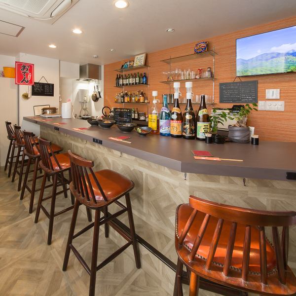 店内には、スタッフとの会話を楽しみながら、ゆったりと過ごせるカウンター席をご用意しております。温かみのある木目調のバーカウンターは、落ち着いた大人の雰囲気を演出。お一人様はもちろん、大切な方とのデートでのご利用にもぴったりです。今日の料理やおすすめのお酒について、ぜひ気軽にお声がけくださいませ。