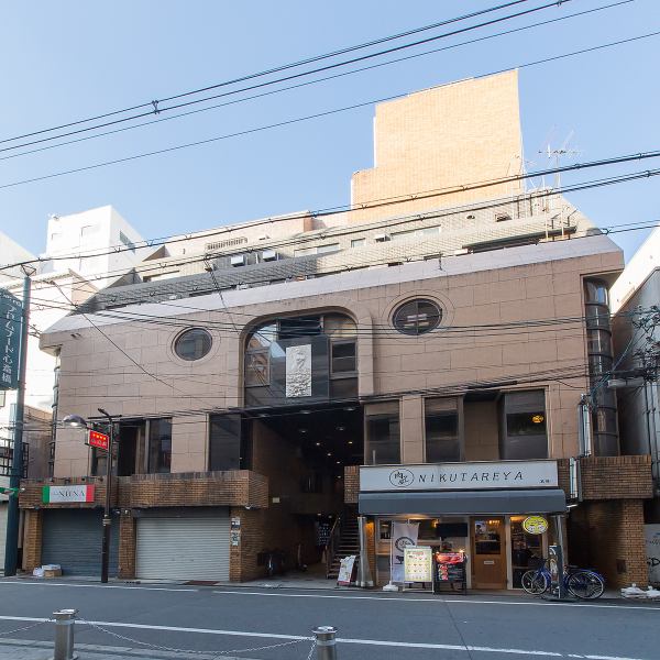 大阪メトロ御堂筋線心斎橋駅より徒歩約4分とアクセス抜群の場所にございます◎駅からの道順も分かりやすく、お仕事帰りや待ち合わせにも便利な立地です。外観はモダンなビルの1階で、まさに都会の隠れ家のような佇まい。ふらりと立ち寄って、美味しいおでんと手作りの温かい家庭料理で一日の疲れを癒していただけます♪