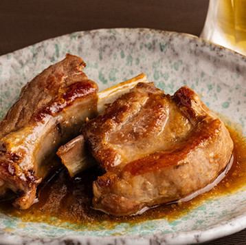 【豪快にがぶり】骨から旨味が溢れるやわらか絶品スペアリブ