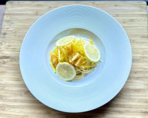 檸檬奶油醬中的黃色蔬菜和海鮮