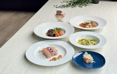 【アニバーサリーコース】シェフ特製パスタや牛ほほ肉の赤ワイン煮、ケーキ等全7品 8000円(税込)