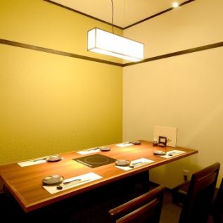 [1st floor] Completely private room with table seats (~ 6 people) where you can spend a close time with your close friends.