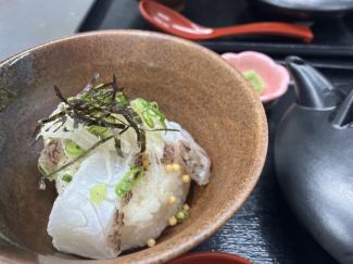 烤紅鯛魚飯糰配茶泡飯