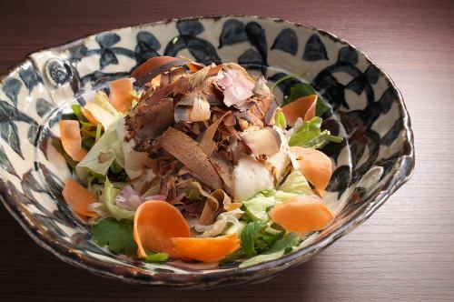 豆腐和厚刨鲣鱼沙拉