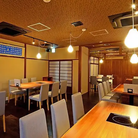 料理の魅力を引き立てる照明と、和の設えが寛ぎの空間を演出。