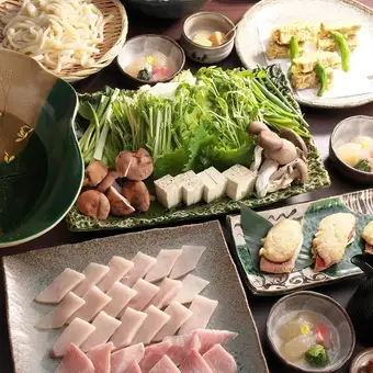 仅含餐食:享用我们的特色金枪鱼涮涮锅套餐(共8道菜),5,500日元