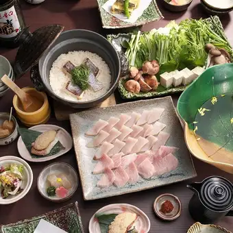 仅含餐食:享用我们的两道招牌菜——金枪鱼涮涮锅和鲷鱼饭——港套餐(共7道菜)5,500日元
