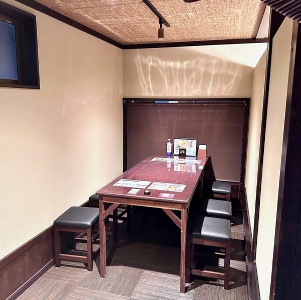 当店では、4名様～6名様用のテーブル席をご用意しています。大切な人たちと共に楽しいひとときをお過ごしいただき、心温まるおいしい料理をお楽しみください。女子会やご家族のお食事にぴったりな落ち着いた空間です。落ち着いたアットホームな雰囲気の当店へお気軽にお立ち寄りいただき、素敵な時間をお過ごしください。