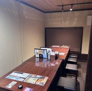 当店では、4名様までご利用いただける座敷席を完備しています。靴を脱いでくつろげるこのスペースで、リラックスした時間をお楽しみいただけます。友人やご家族と共に、美味しい料理を囲みながら、心地よい雰囲気の中で素敵なひとときをお過ごしください。ぜひお気軽にお立ち寄りいただき、特別な時間をお楽しみください。