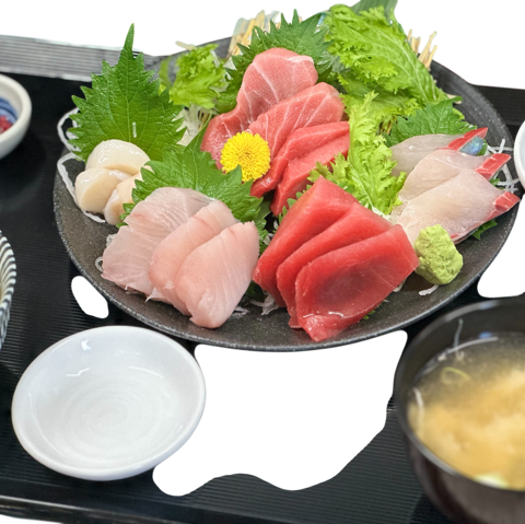 地元漁港の新鮮なお魚を店主自ら仕入れております。