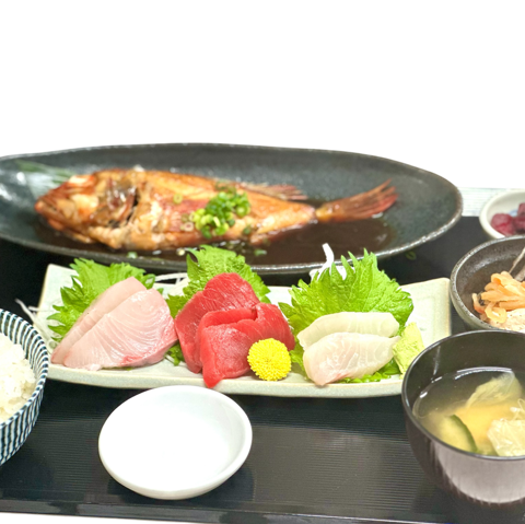 日替わりの新鮮なお魚をさばいた定食、【煮魚と日替わり刺身定食】が当店のおすすめです！※ご飯調整可能