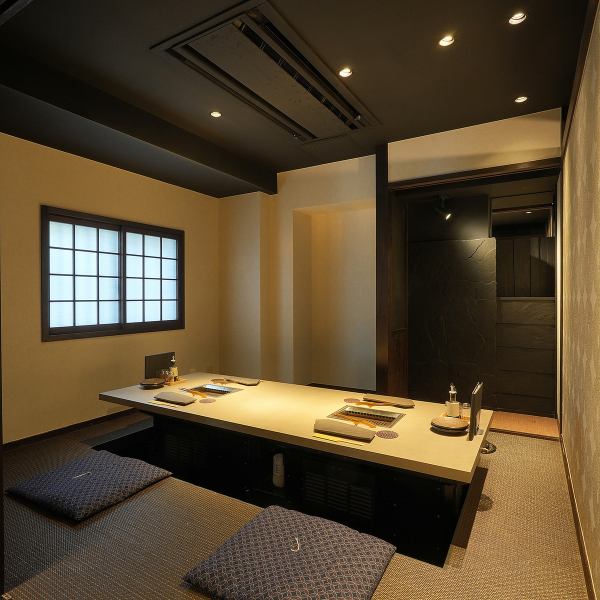 【3~4人の中規模宴会やファミリーに最適な座敷席】靴を脱いでくつろげる座敷席は、3~4名での利用や家族との食事に最適です。子どもがいても安心できる落ち着いた雰囲気があり、周囲を気にせずリラックスできるのが魅力!自然に会話が弾む、和やかなひとときを過ごせるお席で存分に焼肉をお楽しみくださいませ。