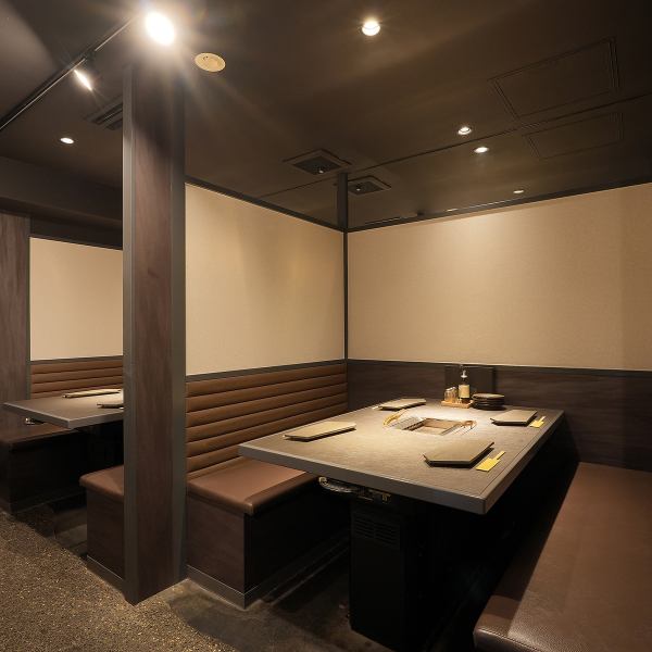 【貸切OK!大人数の宴会にも最適な広々空間】店内はテーブル席がゆったりと配置されており、大人数の宴会でも気を使わずに楽しめる設計になっています。温かみのある照明が落ち着いた雰囲気を演出し、貸切にも対応可能です。会社の飲み会や友人との集まりなど、盛り上げたいシーンに最適な空間です♪