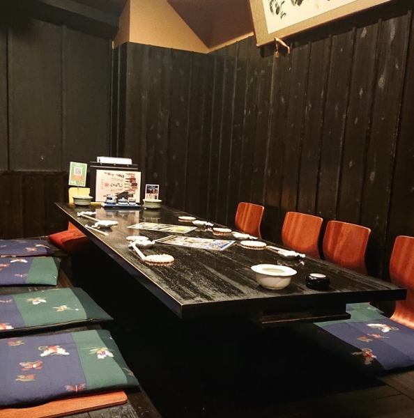 全90席の店内は、歓送迎会などの大型宴会、グループのみ等の小宴会、デートなど様々なシーンでお使いいただけます♪木のぬくもり溢れるほっこりした店内で、おいしい料理とお酒をお楽しみください。