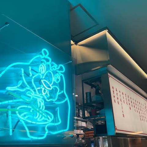 ネオンが輝くオシャレな雰囲気の店内となっております。
