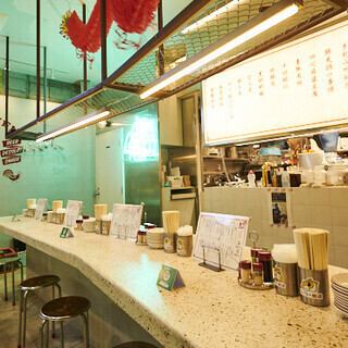 台湾の屋台をイメージしたネオンが輝くおしゃれな店内は、どなたでも気軽に立ち寄れる雰囲気です。カウンターとしても使える大テーブルは、サクッとランチを済ませたい方やお一人でのお食事にもおすすめのお席です。