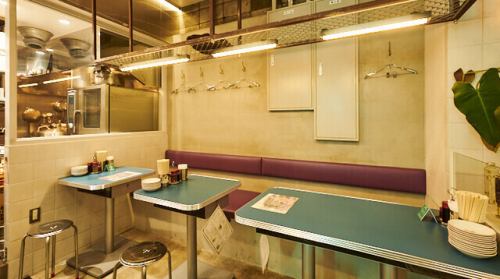 旅行気分を味わえる楽しい雰囲気の店内♪