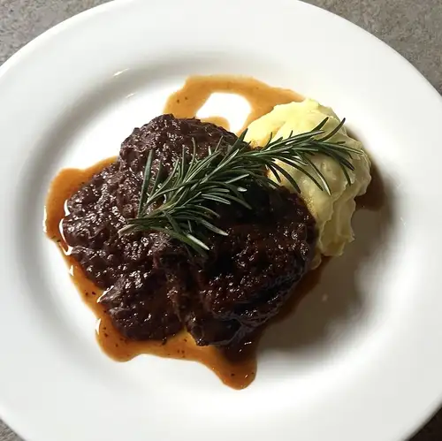 ペポーゾ 牛スネ肉の黒胡椒赤ワイン煮込み
