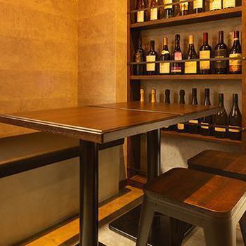 【テーブル】落ち着きのあるシンプルな店内は、会社での飲み会でももちろんプライベートでも利用シーンを選ばないお席です。壁側には店主自慢のボトルワインが並びます♪
