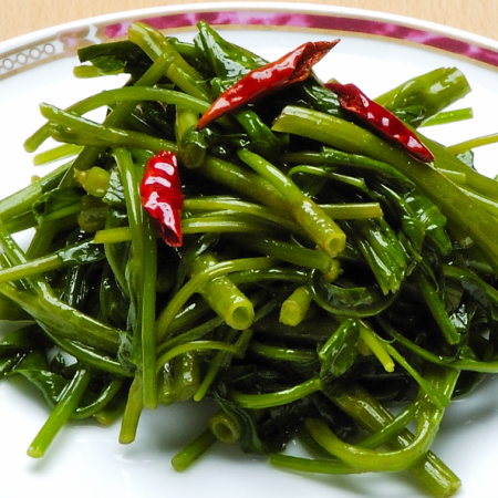 Stir-fried spinach with spicy garlic flavor