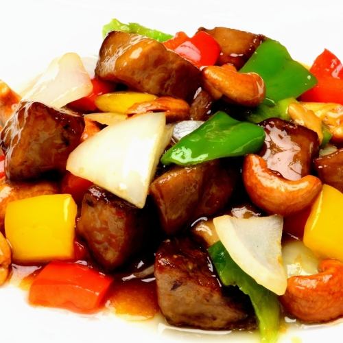 Sweet and spicy stir-fry with cubed grilled pork and cashew nuts